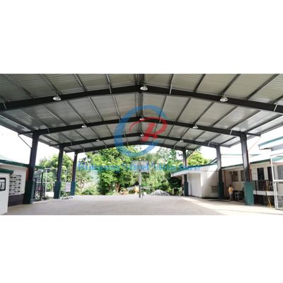 Modernos telhados pré-fabricados de metal, estrutura espacial, edifício de aço, pátio de basquete.