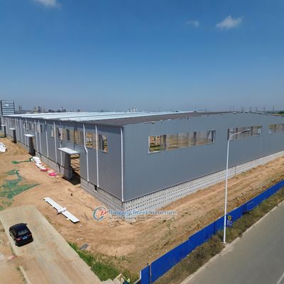 Armazém de Estrutura de Aço Personalizado com Painéis Translúcidos para Iluminação Natural